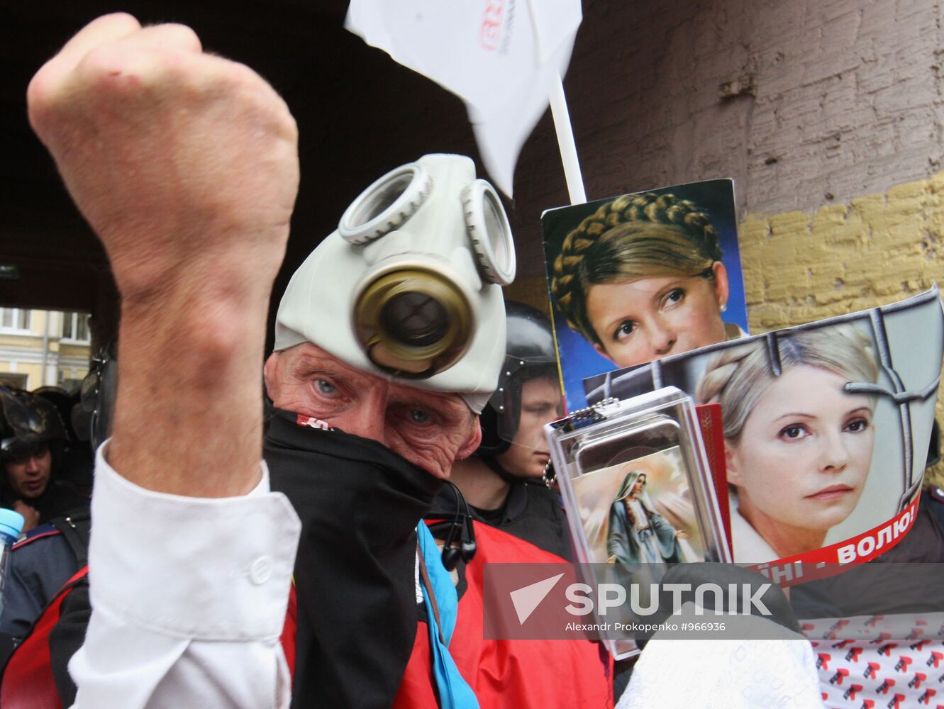 Yulia Tymoshenko supporters block Pechersky court exit in Kiev