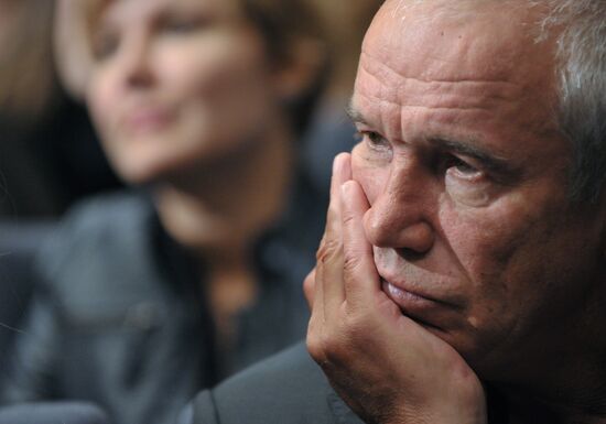 Sovremennik theater cast holds meeting