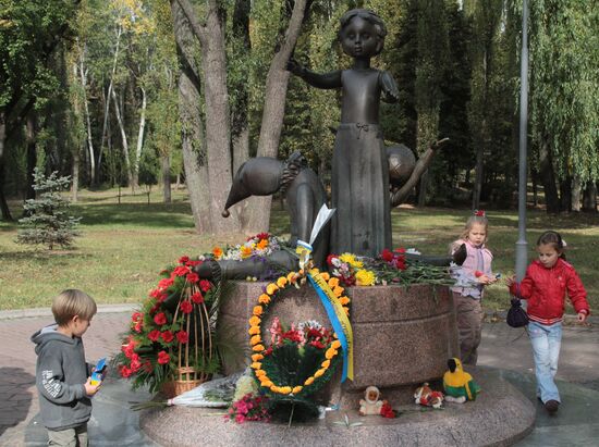 Commemorative rally staged near Baby Yar memorial in Kiev