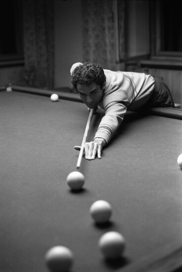 Garry Kasparov playing billiard