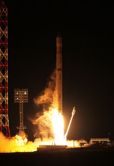 Launch of Zenith-2SB with Intelsat 18 satellite