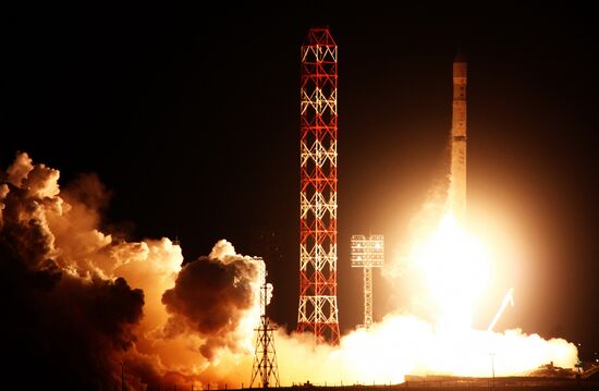 Launch of Zenith-2SB with Intelsat 18 satellite