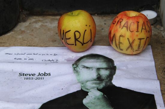 Apple founder Steve Jobs dies