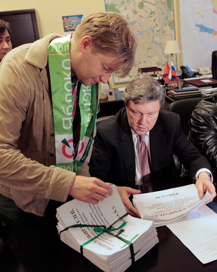 Yabloko delivers signature lists for election in St. Petersburg