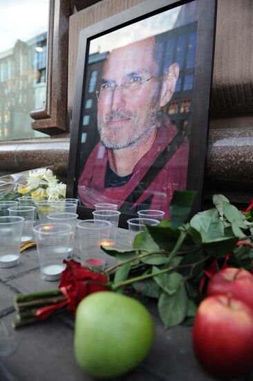 Apple founder Steve Jobs dies