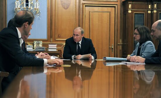 Vladimir Putin holds Government House meeting