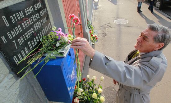 People bring flowers to commemorate Anna Politkovskaya