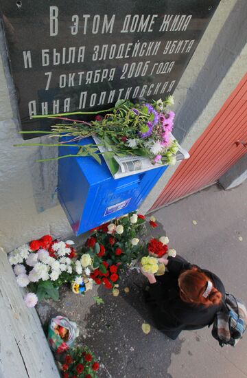 People bring flowers to commemorate Anna Politkovskaya