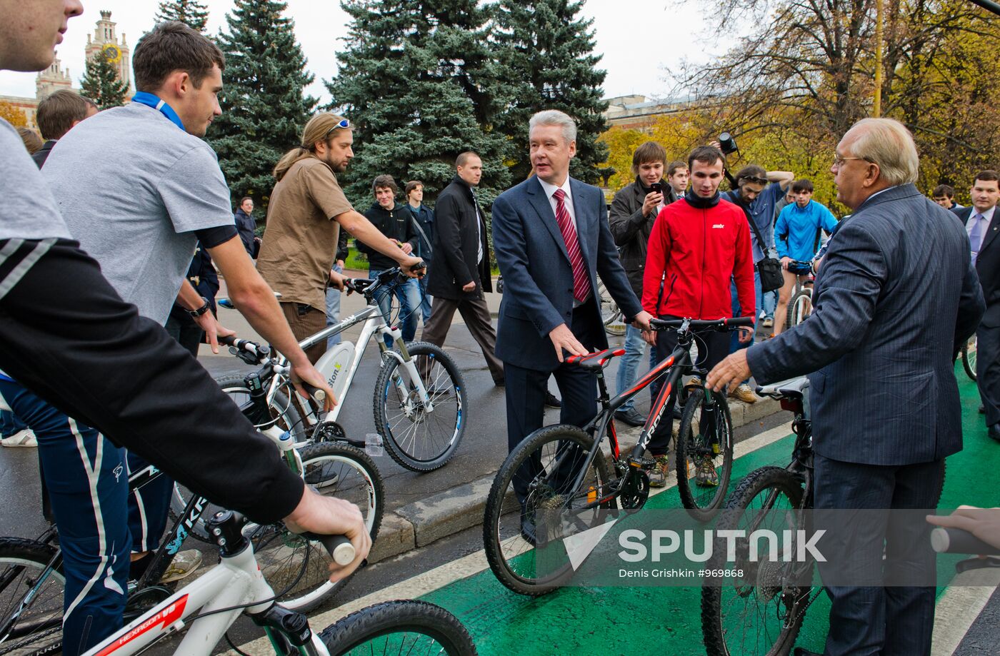 Mayor of Moscow Sergei Sobyanin, center, and Rector of Lomonosov Moscow State University Viktor Sadovnichy, right, shared a moment with students while examining the university's bicycle track. Location: Russia, Moscow. Author: Denis Grishkin/Sputnik. S. Sobyanin at opening of 6th Science Festival