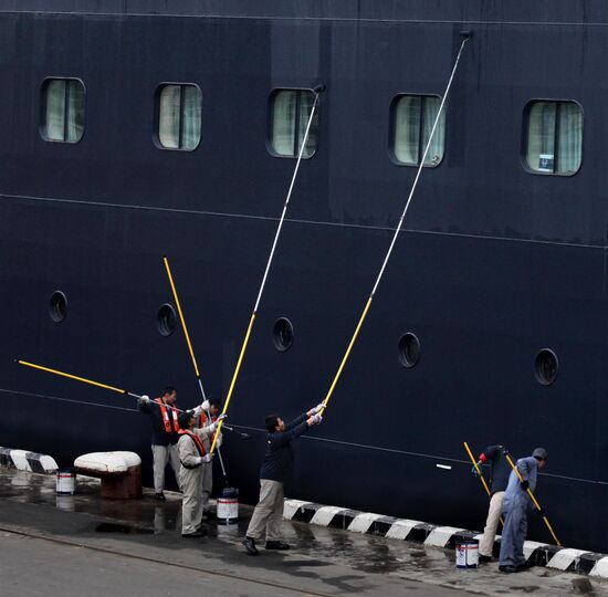 Amsterdam liner arrives in Vladivostok