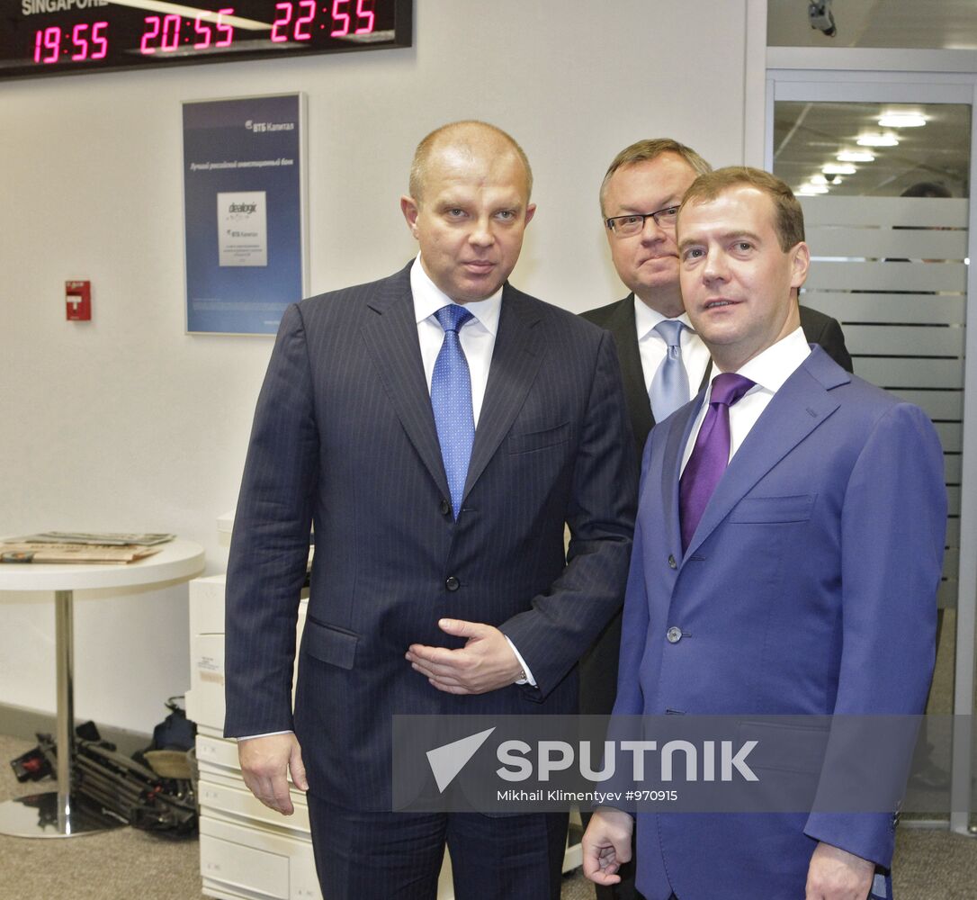 Dmitry Medvedev visits VTB Bank office in Federation complex