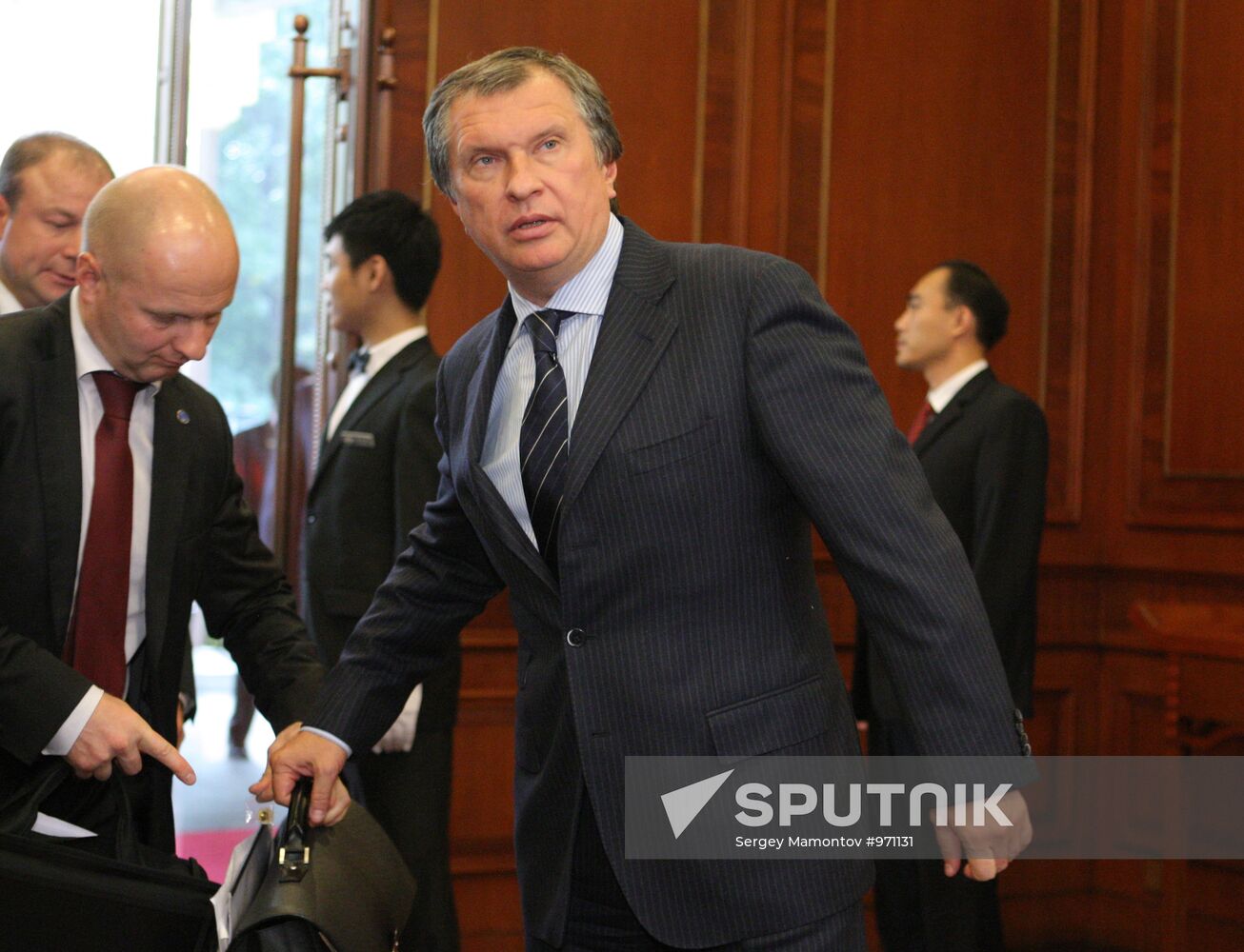 Igor Sechin and Alexander Zhukov at working visit to China