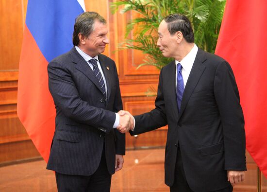 Igor Sechin and Alexander Zhukov at working visit to China