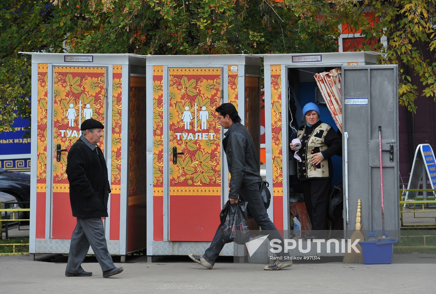 Public toilets painted by Kholkov in Moscow