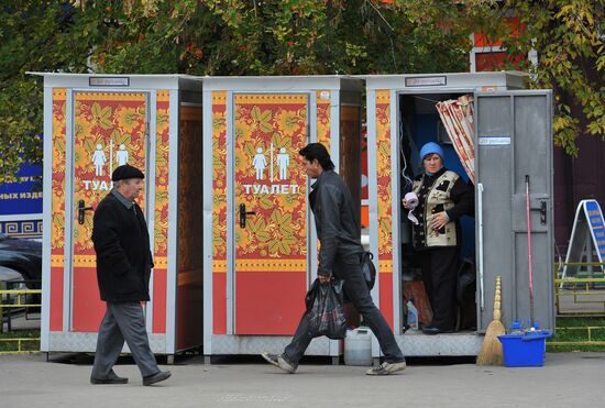 Public toilets painted by Kholkov in Moscow