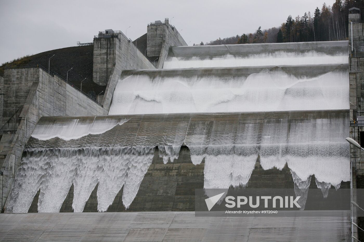 Launch of shore spillway at Sayano-Shushensky HPP