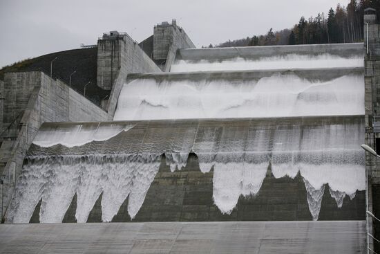 Launch of shore spillway at Sayano-Shushensky HPP