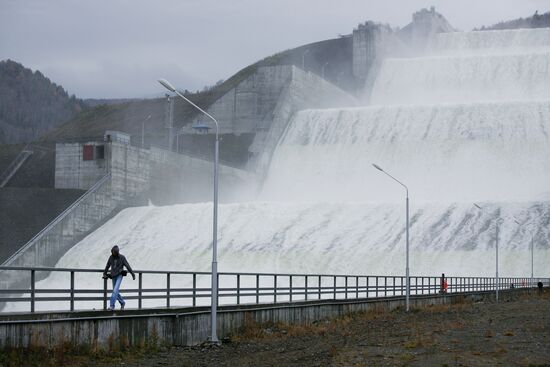 Launch of shore spillway at Sayano-Shushensky HPP
