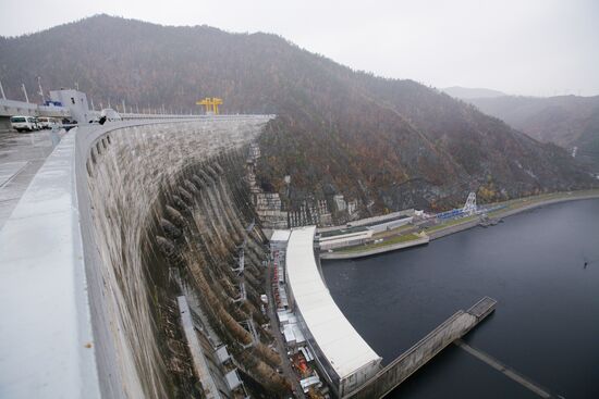 Launch of shore spillway at Sayano-Shushensky HPP