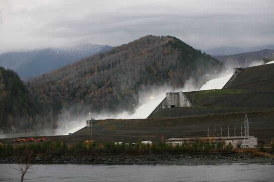 Launch of shore spillway at Sayano-Shushensky HPP