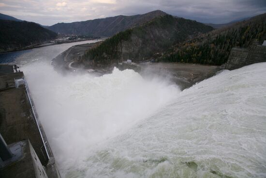 Launch of shore spillway at Sayano-Shushensky HPP