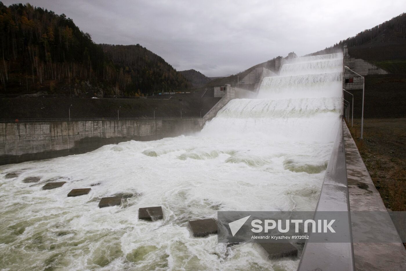 Launch of shore spillway at Sayano-Shushensky HPP