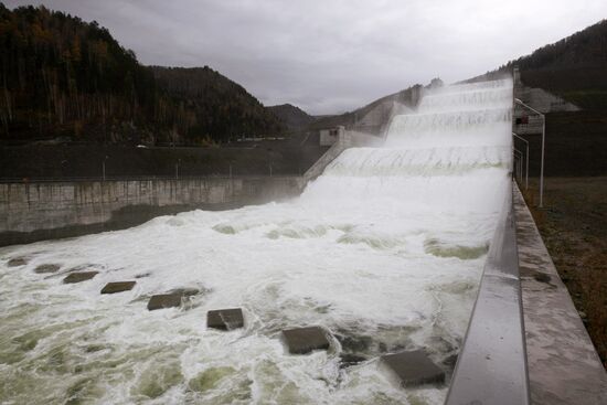 Launch of shore spillway at Sayano-Shushensky HPP