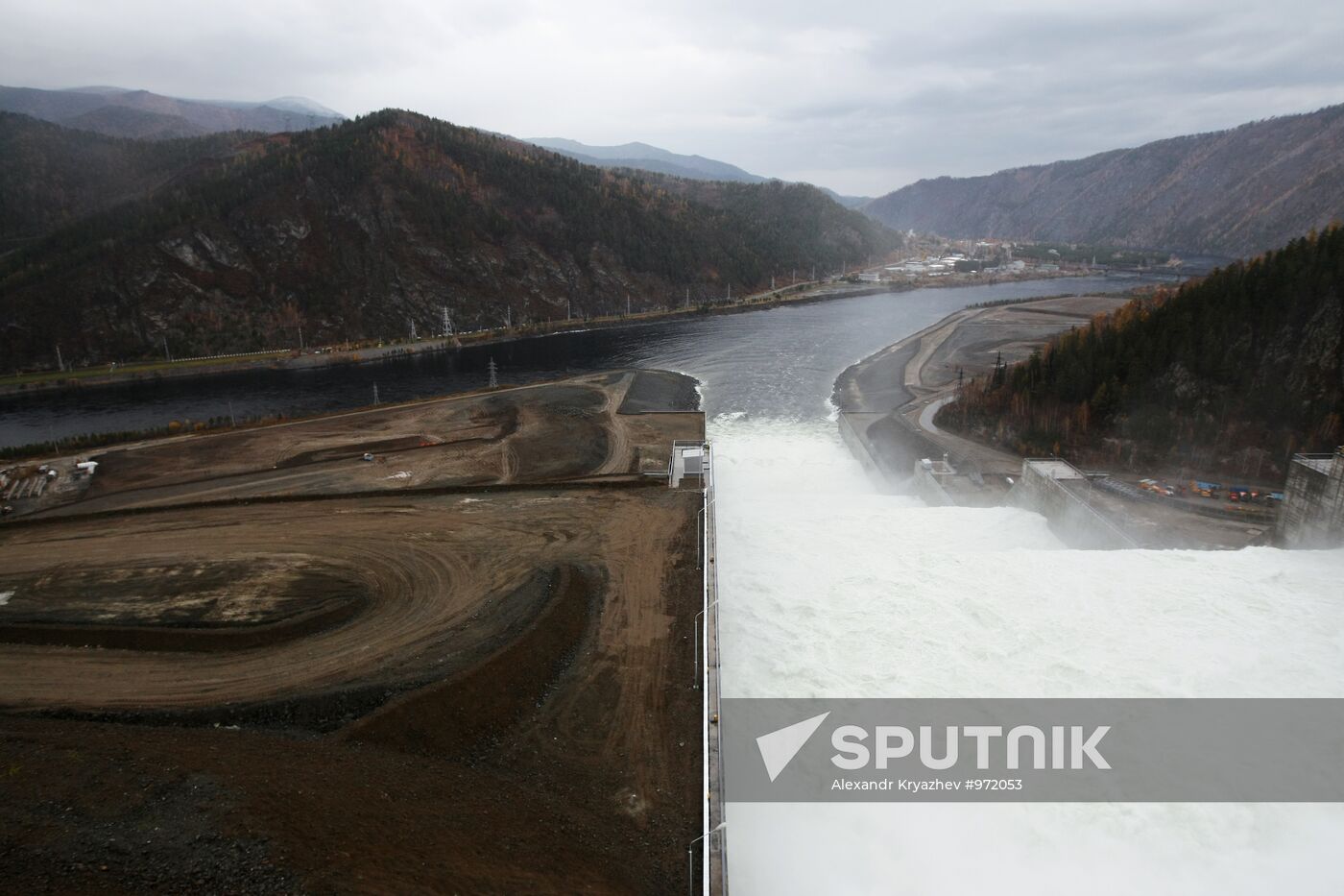 Launch of shore spillway at Sayano-Shushensky HPP