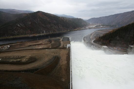 Launch of shore spillway at Sayano-Shushensky HPP