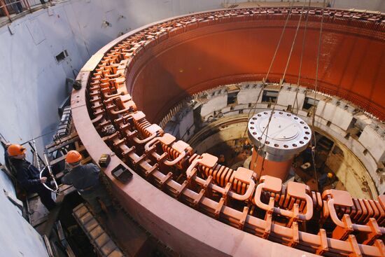 Launch of shore spillway at Sayano-Shushensky HPP