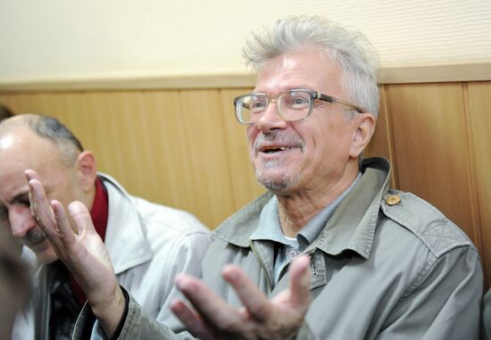 Eduard Limonov called to witness stand