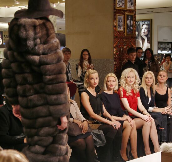 Simonetta Ravizz presents furs collection