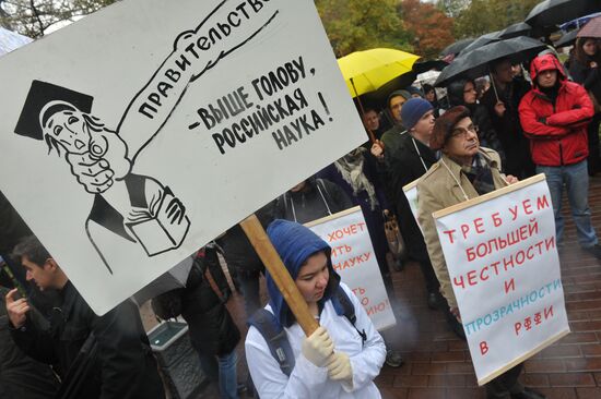 Scientists stage protest action in downtown Moscow