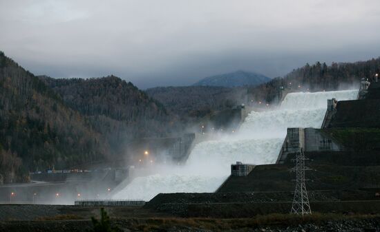 Shore spillway launched at Sayano–Shushenskaya Dam