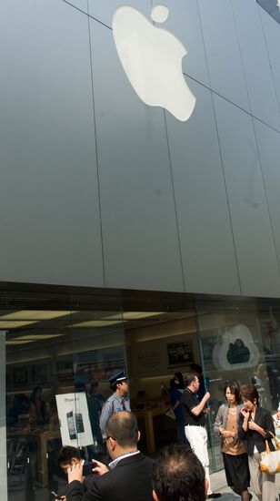 iPhone 4S goes on sale