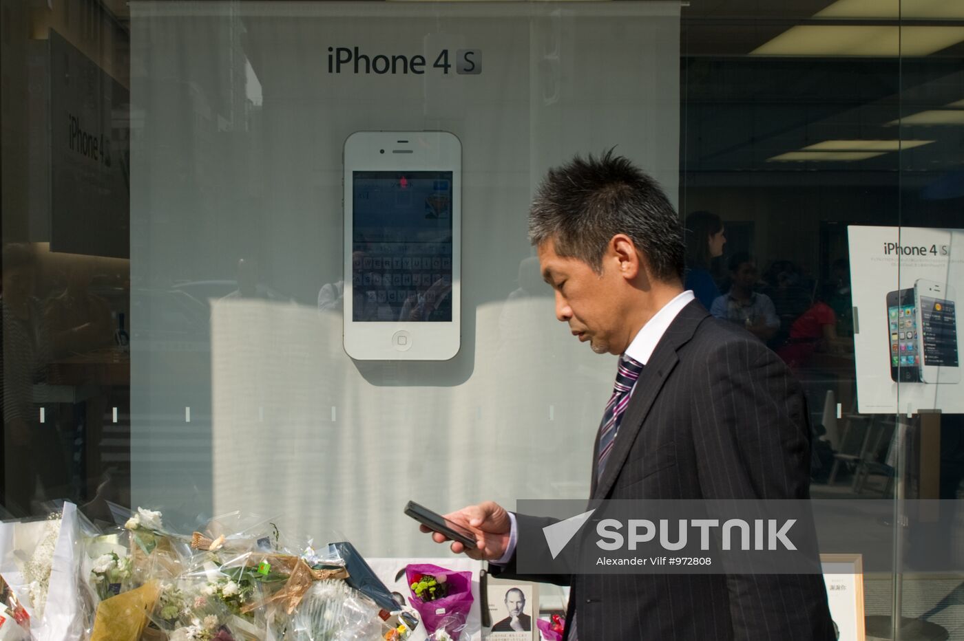 iPhone 4S goes on sale