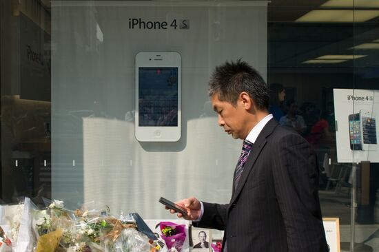iPhone 4S goes on sale