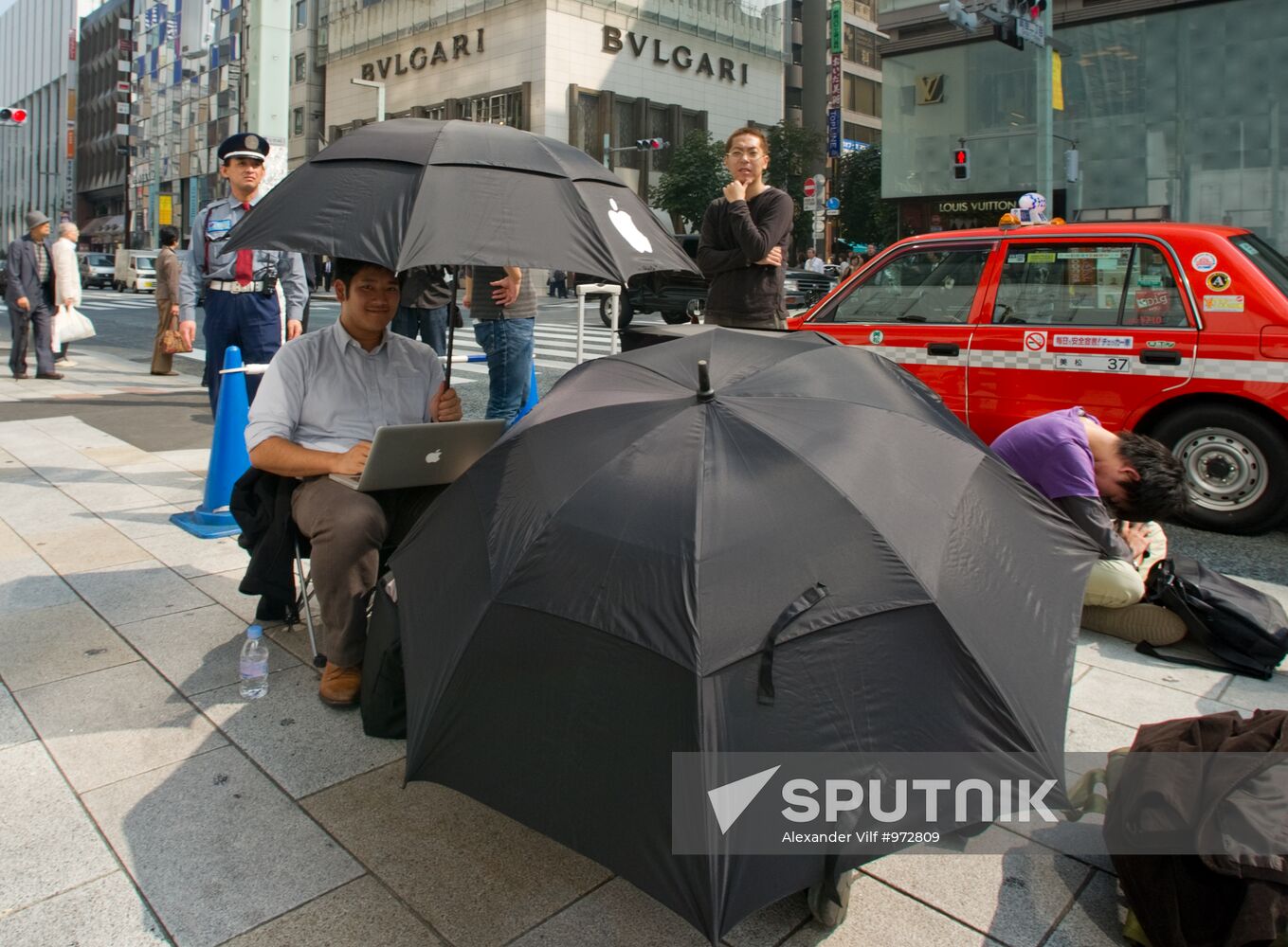 iPhone 4S goes on sale