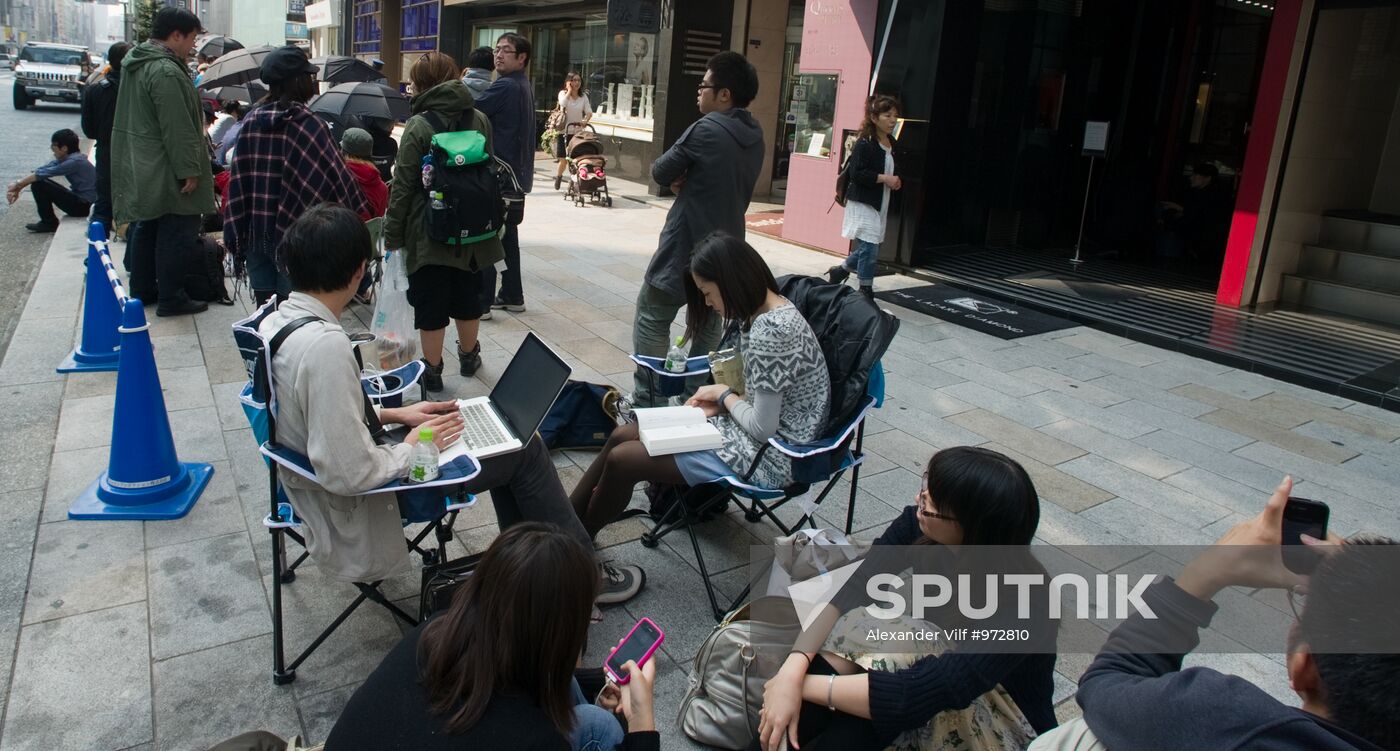iPhone 4S goes on sale