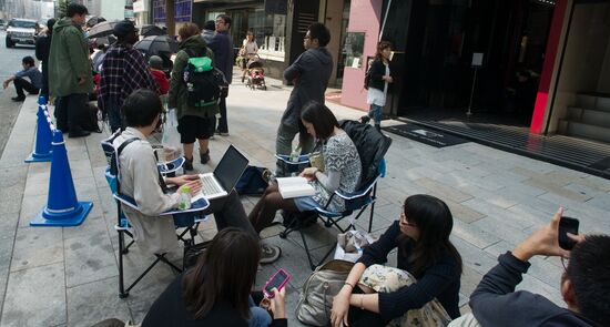 iPhone 4S goes on sale