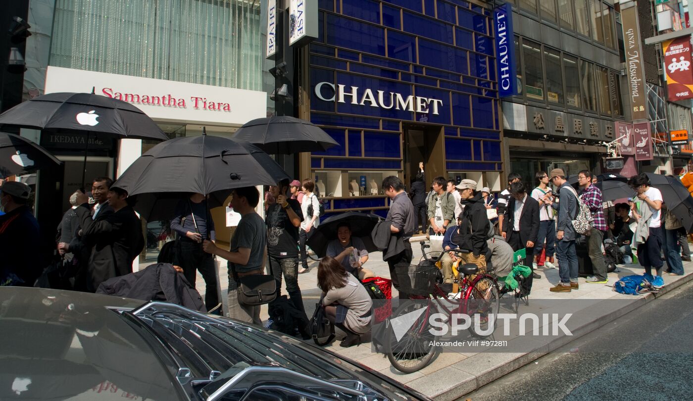 iPhone 4S goes on sale