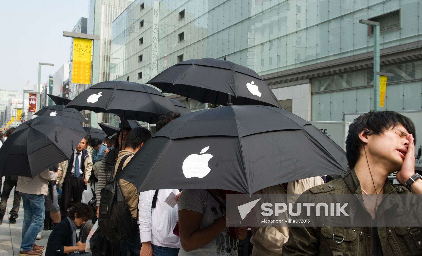 iPhone 4S goes on sale