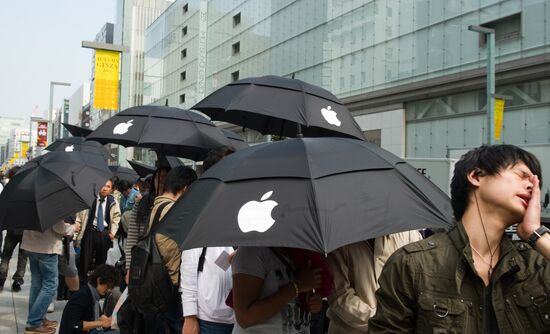iPhone 4S goes on sale