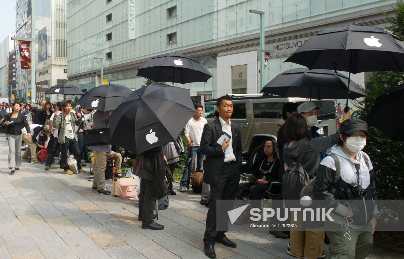 iPhone 4S goes on sale