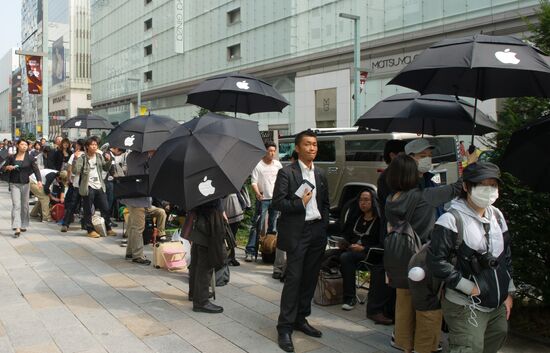 iPhone 4S goes on sale