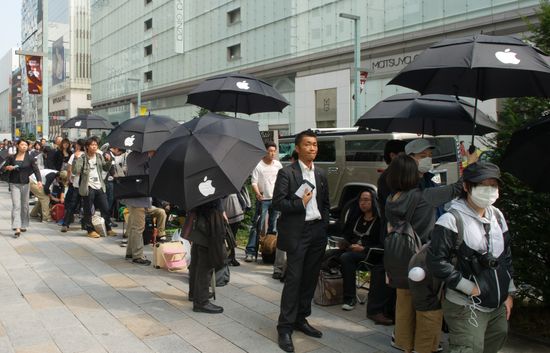 iPhone 4S goes on sale