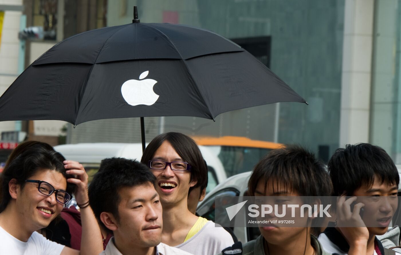 iPhone 4S goes on sale