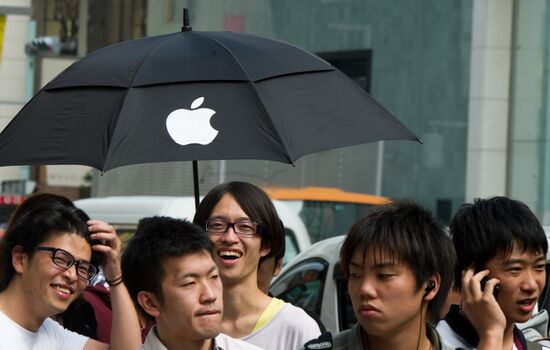 iPhone 4S goes on sale