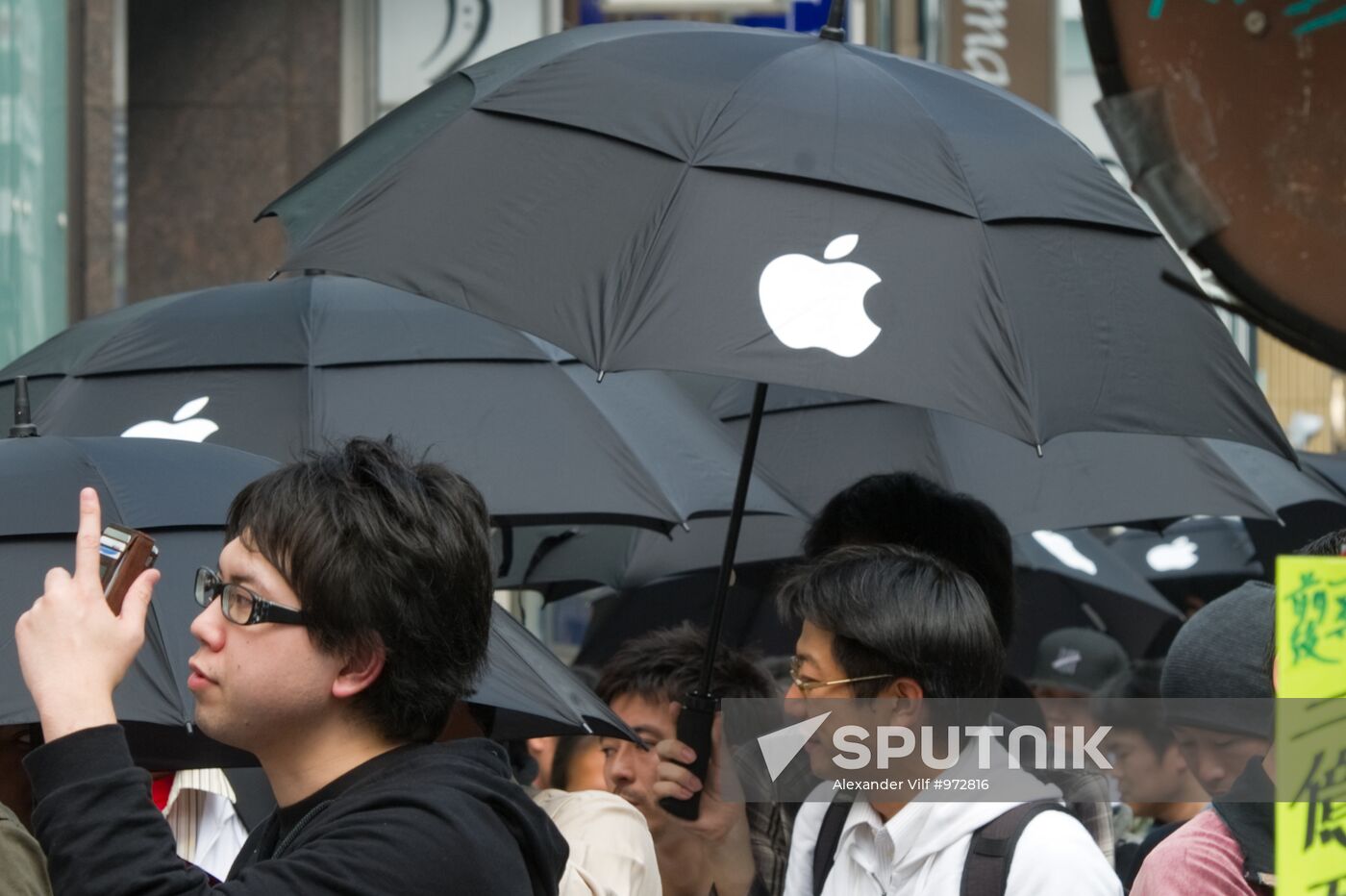 iPhone 4S goes on sale