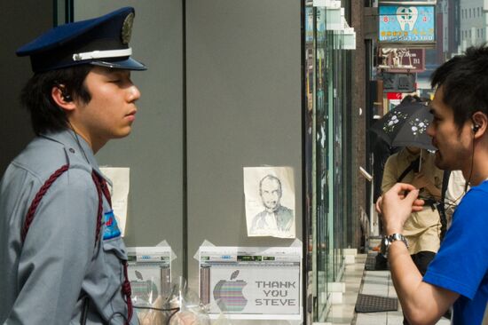 iPhone 4S goes on sale